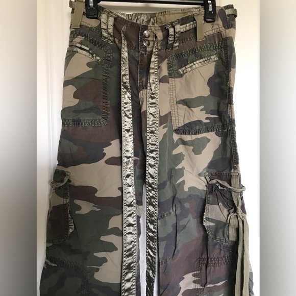 Abercrombie size 2 Camouflage Cargo Pants lots of beautiful details Pockets - Picture 11 of 16